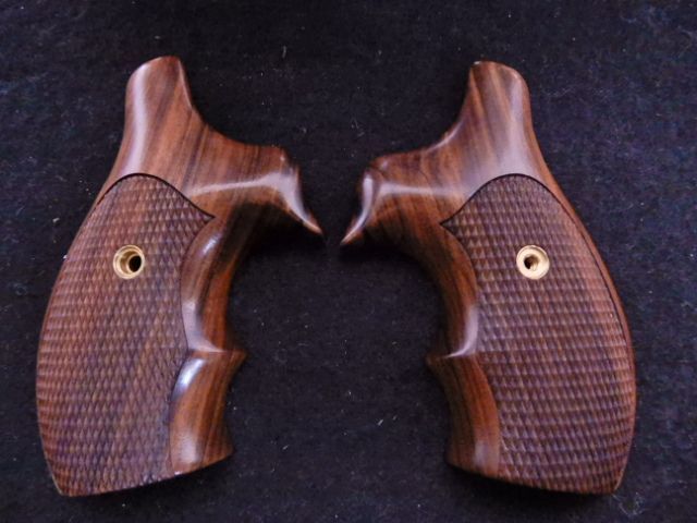 ホーグ社実物S&W Jフレーム用コンバット木製グリップ